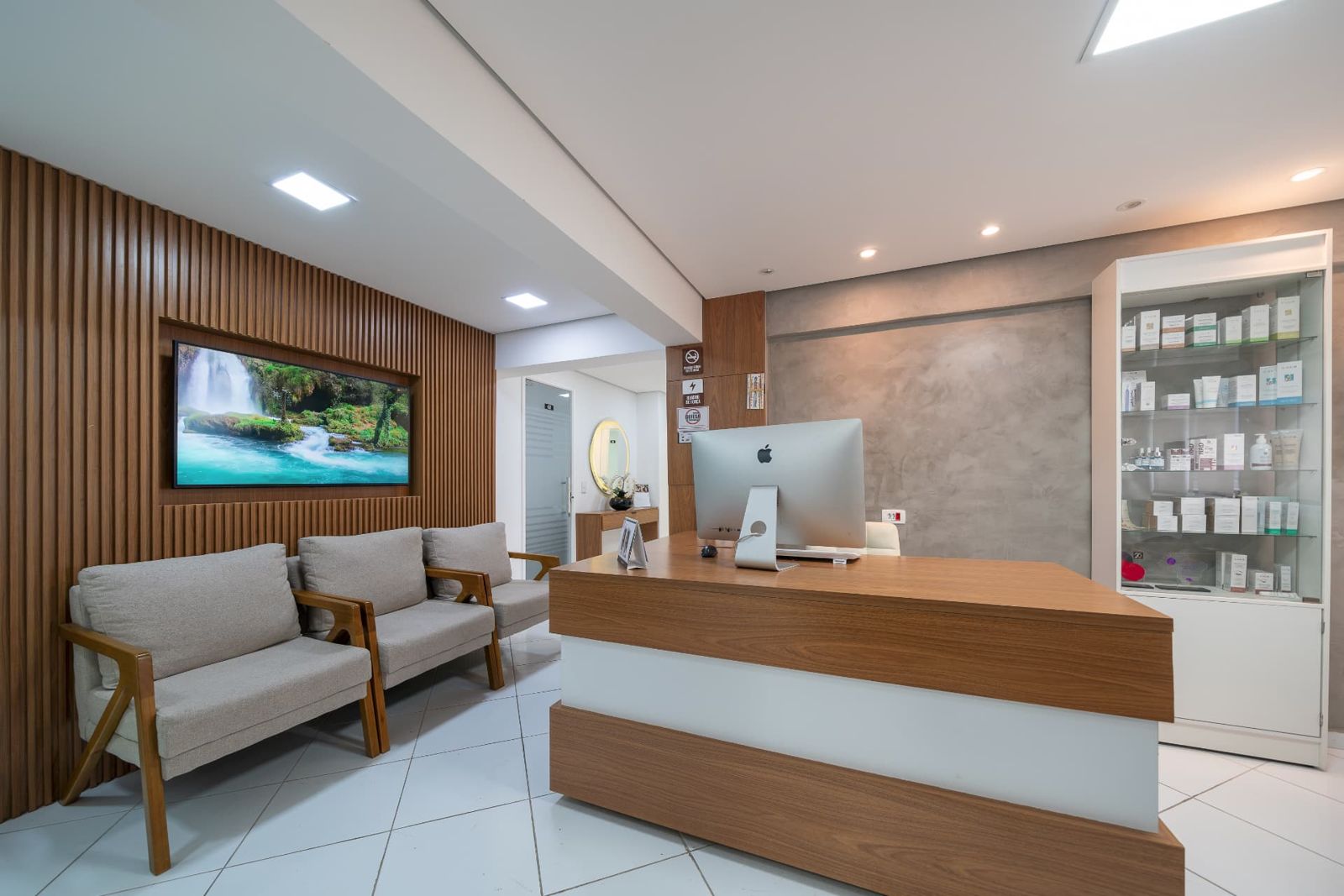 Recepção da BGH Saúde com painel de madeira e sala de espera