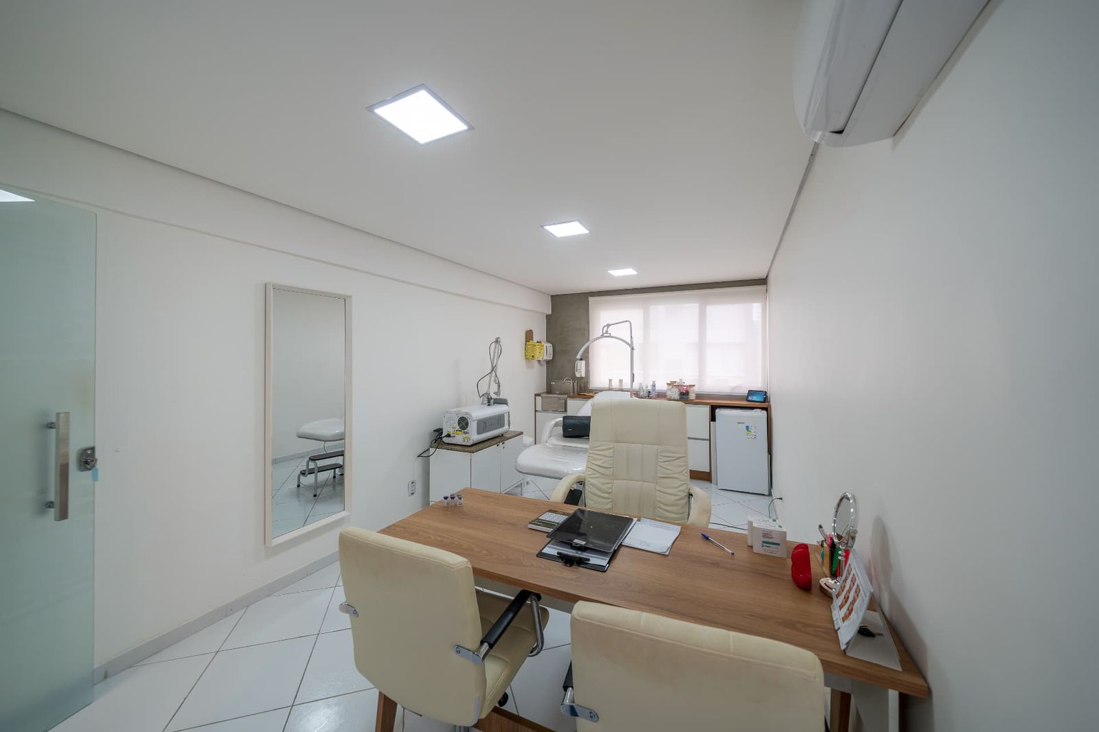 Consultório com mesa de atendimento e equipamentos
