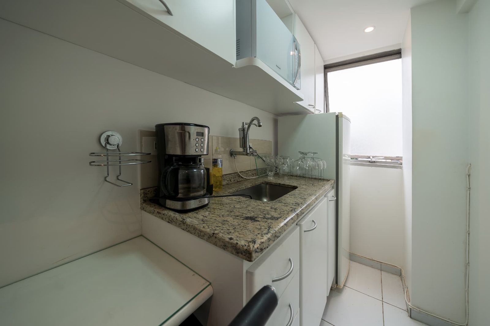 Copa equipada com café, geladeira e micro-ondas