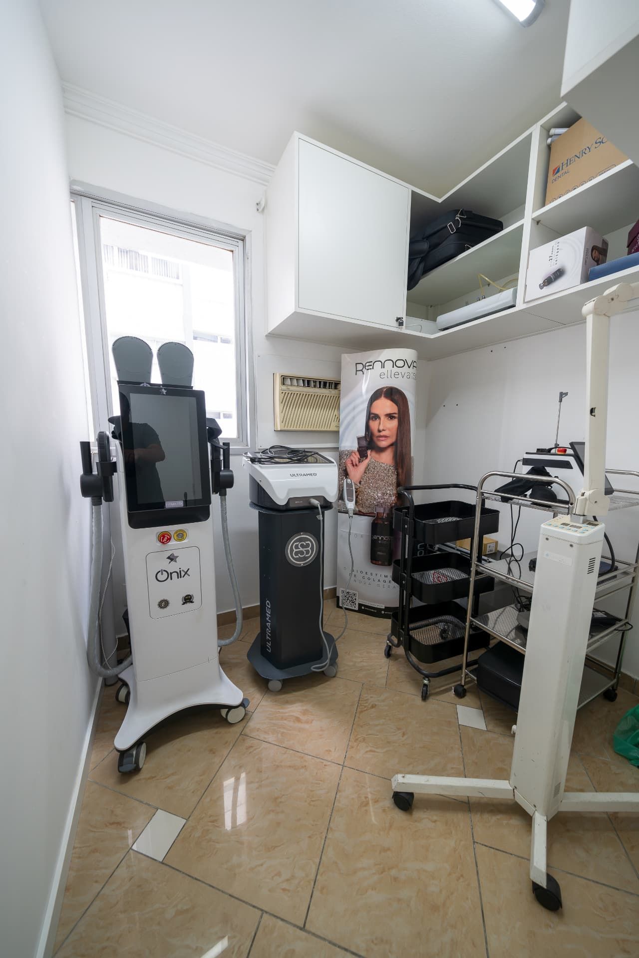 Sala de equipamentos com aparelhos de estética avançada
